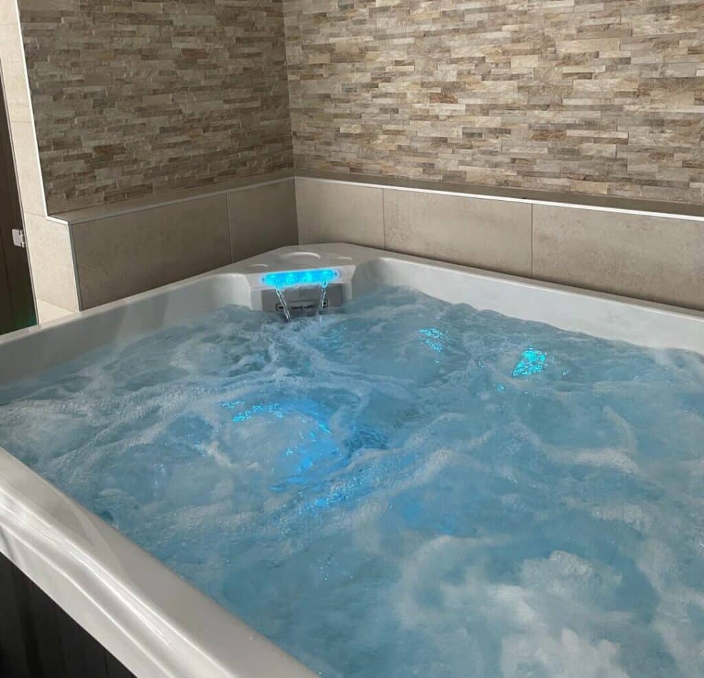 Jacuzzi 2 e1751963312143 - Ploneour Lanvern Pont Labbe