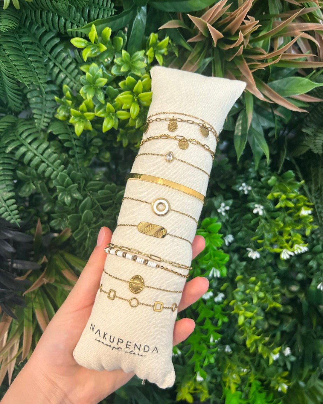 Un bracelet fin et elegant pour porter un message damour 1 - Ploneour Lanvern Pont Labbe Un bracelet fin et elegant pour porter un message damour 1 - Ploneour Lanvern Pont Labbe